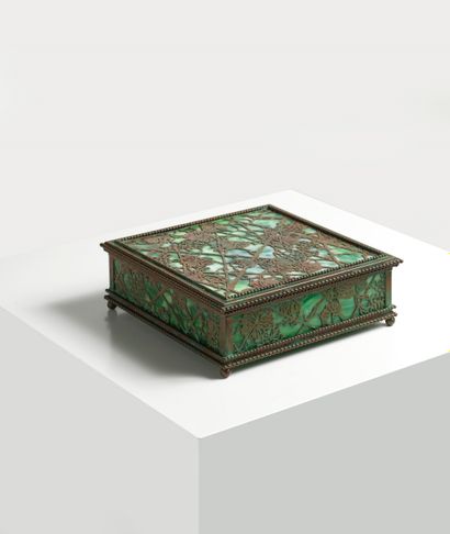 LOUIS COMFORT TIFFANY (1848-1933) 方盒 绿色大理石纹玻璃，围在青铜框内，形成叶状网状。印章 蒂芙尼工作室
纽约，编号26。约1910年
高度6.5厘米...