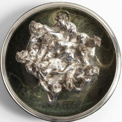 RENE LALIQUE (1860-1945) 


MOSTLY TABLETOP"互连体"

碗和支座为绿色大理石，镶银边，圆雕，碗中央为纯银（925）。

签名镌刻"R。雕塑上印有"Lalique"字样，并在每个银圈上印有"Lalique"字样。

约1900-1903年

(修复大理石)



高度16厘米...