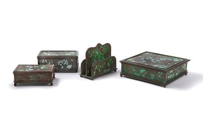 LOUIS COMFORT TIFFANY (1848-1933) TIFFANY STUDIO 直角盒 绿色大理石纹玻璃，围在青铜框内，形成叶状网状。Stamp...