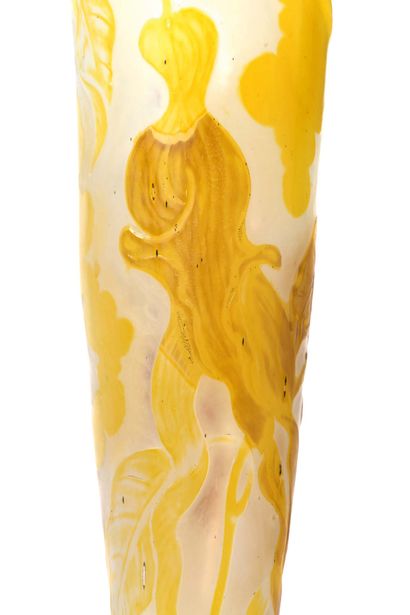 Émile GALLÉ (1846-1904) 


珊瑚花瓶 黄白色多层玻璃，长颈，边缘不规则，用钳子模仿叶子的展开。镶木装饰，以精美的玛利亚之心雕刻而成。纹饰上精雕细刻着高乐的签名。约1900年



高度42.5厘米



证据：2000年5月11日佳士得拍卖会，第101号拍品

私人收藏，巴黎



书目...