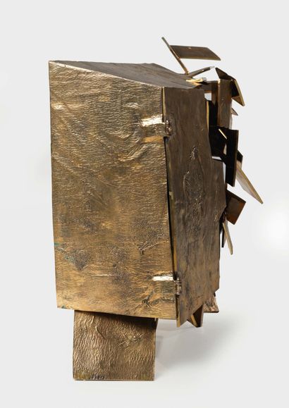 Vincent DUBOURG (Né en 1977) "SOUFFLE D UN DÉSERT"
抛光青铜餐具柜
两扇门打开，露出一个架子。
限量8份+4个EA，背面有签名、编号和2012年的日期
高度81,5...