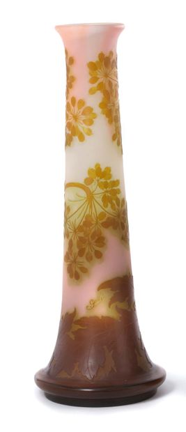 ÉTABLISSEMENTS GALLÉ 长颈花瓶 淡粉色、绿色、黄色多层玻璃，以酸蚀法装饰黄色和棕色的伞形物。
高。63 cm
多層玻璃花瓶，黃色和棕色的酸蝕雕花裝飾。
24...