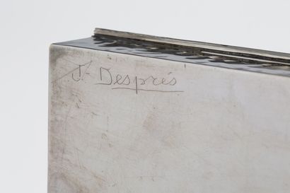 Jean DESPRES (1889-1980) 
BOÎTE RECTANGULAIRE En métal argenté martelé, couvercle...
