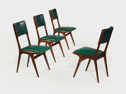 Carlo de Carli (1910-1999) 
连续四椅型号634
黑檀木框架和腿，座椅和靠背采用绿色人造革（原装）。靠背用钉子划线。卡西纳版。约1950年
高度88厘米...