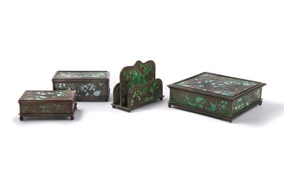 LOUIS COMFORT TIFFANY (1848-1933) SQUARE BOX In green marbled glass, enclosed in...