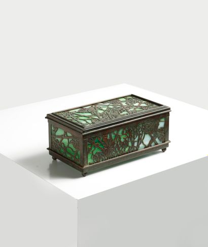 LOUIS COMFORT TIFFANY (1848-1933) 直角盒 绿色大理石纹玻璃，围在青铜框内，形成叶状网状。Stamp Tiffany Studio
纽约，编号为813。约1910年。
高度7厘米...