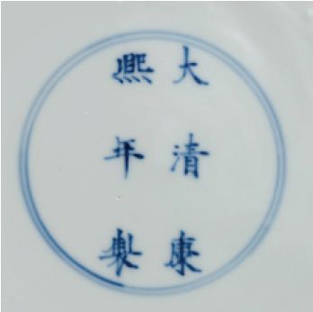 CHINE 
Importante coupe en porcelaine blanche, à décor double-face émaillé en bleu...