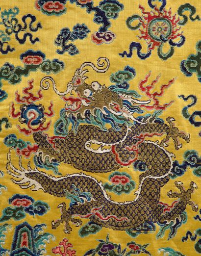 CHINE 
Robe en soie jaune foncé, brodée aux fils polychromes et dorés de neuf dragons...