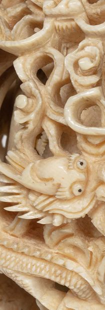 CHINE 
Boule de Canton en ivoire sculpté et ajouré de cinq dragons parmi des nuages...