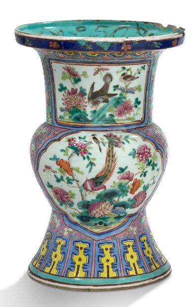CANTON 
Paire de vases en porcelaine et émaux polychromes à décor de médaillons de...