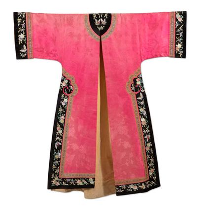 CHINE 
Robe en soie damassée rose, ouvrant par le milieu, ornée de papillons et branches...