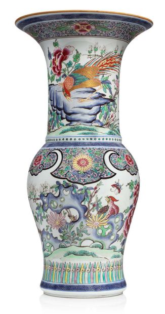 CHINE 
瓷器花瓶上有Famille Rose珐琅彩，装饰有菊花和花石间的雉鸡。



以前装的是灯。



H.44.8厘米 - 23厘米 (底部有小傷口，有些燒制缺陷)...