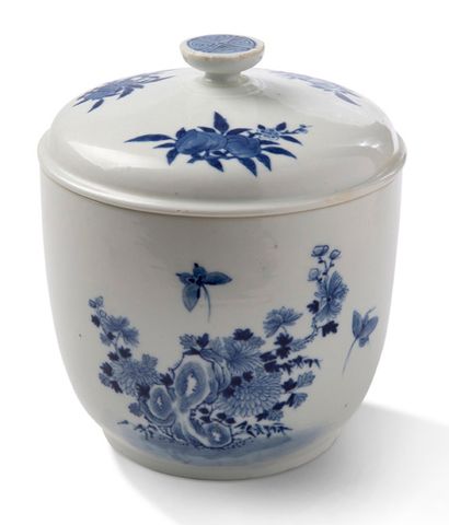 CHINE 
Lot comprenant cinq porcelaines bleu-blanc dont trois pots couverts à décor...