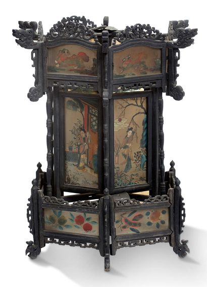 CHINE 
Hexagonal lantern in wood carved in relief and openwork, decorated with dragons,...