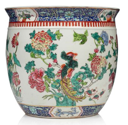 CHINE 
Vasque en porcelaine et émaux polychromes à décor de chrysanthèmes et oiseaux,...