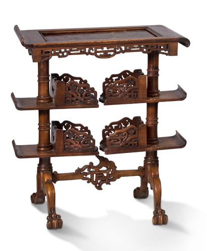 CHINE DU SUD 
Small table resting on four clawed legs and four turntables, the top...