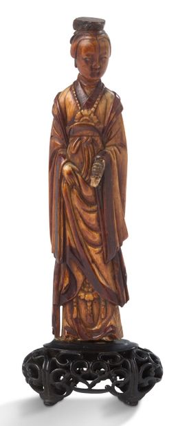 CHINE 
Statuette en ivoire de belle patine, représentant une dame de cour, en tenue...