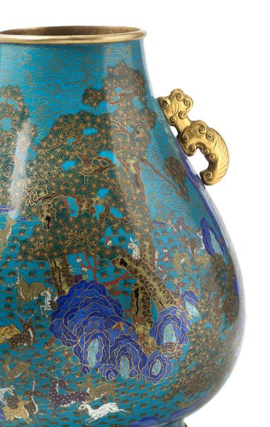 CHINE période Jiaqing (1796-1820) 
Exceptionnelle paire de grands vases de forme...