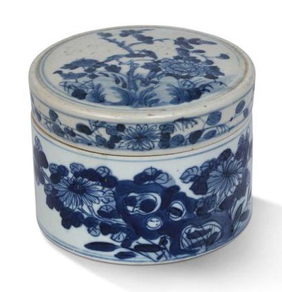 CHINE 
Lot comprenant cinq porcelaines bleu-blanc dont trois pots couverts à décor...