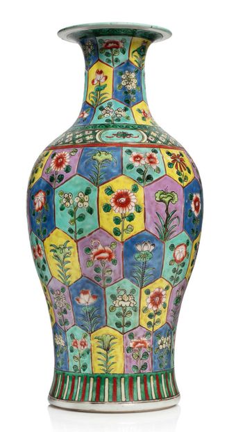 CHINE 
Vase en porcelaine et émaux polychromes à décor de motifs floraux dans des...