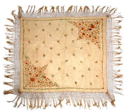 CHINE DU SUD 
Large shawl in cream silk crepe embroidered with pastel colored threads...