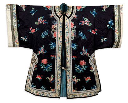 CHINE 
Robe en soie bleu nuit, ouvrant par le milieu et à larges manches, à décor...