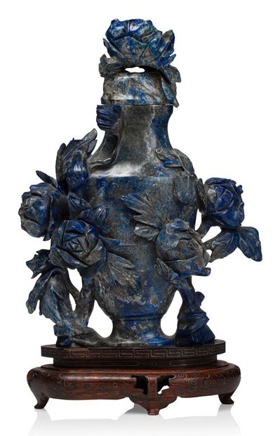 CHINE 
A lapis lazuli covered baluster vase, carved with peony flowers.



H. 20.5...
