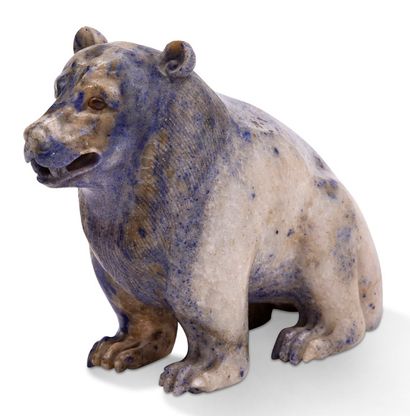 CHINE 
灰纹青石题材，代表一只坐着的熊，眼睛上镶嵌着角。



直径12 x 15.5厘米 (耳部修复，耳部有缺损) 



中国 二十世纪

青金石雕熊...