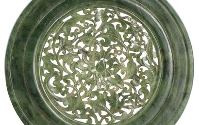 CHINE 
Brûle-parfum couvert tripode en jade vert épinard sculpté, le couvercle et...