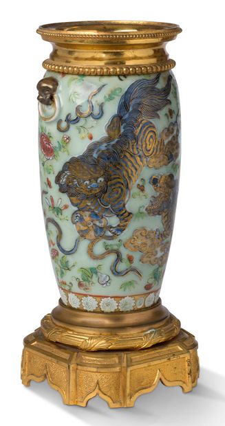 CHINE 
廣州瓷器花瓶，飾有兩隻藍金彩龍在蝴蝶、雲朵、菊花中戲球。肩部饰有两个手持静环的变焦头。在花瓶的一侧，装饰的人物的动画场景，其中的女人雕塑提供给一个贵宾。装在金框的灯里。



总高度：29厘米...