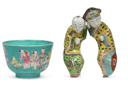 CHINE 
一套十四件聚彩珐琅瓷器，包括六个有盖的各种装饰的杯子，两个茶壶，其中一个有盖（另一个缺盖），两个瓷器和聚彩珐琅的主题，三个碗和一个杯子。



D....
