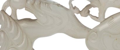 CHINE 
Pendentif en jade blanc, représentant un dragon et un phénix déroulés poursuivant...
