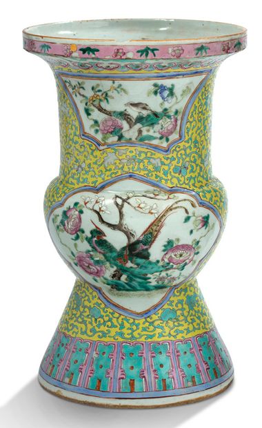 CANTON 
Paire de vases en porcelaine et émaux polychromes à décor de médaillons de...