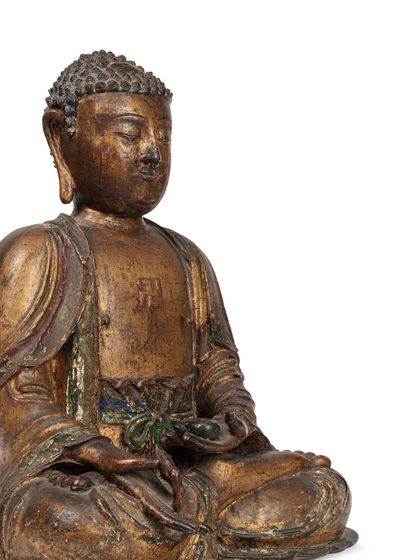 CHINE 
Bouddha en bronze laqué or avec traces de polychromie, assis en méditation,...