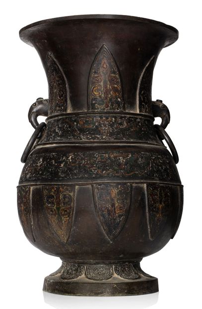 CHINE 
Vase balustre à col évasé en bronze à décor archaïsant en émaux cloisonnés...