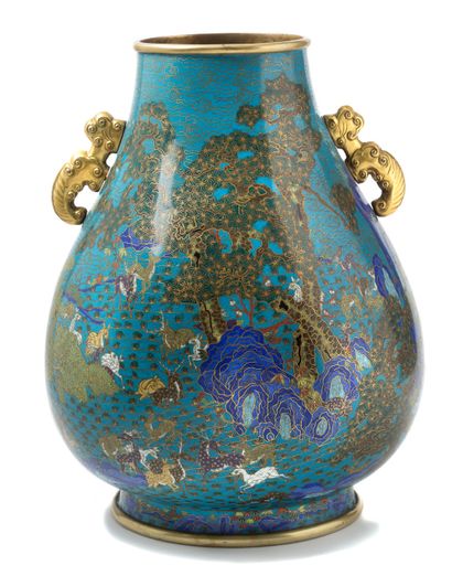 CHINE période Jiaqing (1796-1820) 
Exceptionnelle paire de grands vases de forme...