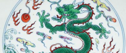 CHINE 
Coupe en porcelaine et émaux doucai, à décor en médaillon central d'un dragon...