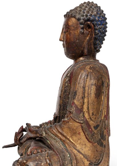 CHINE 
Gold-lacquered bronze Buddha with traces of polychromy, seated in meditation,...