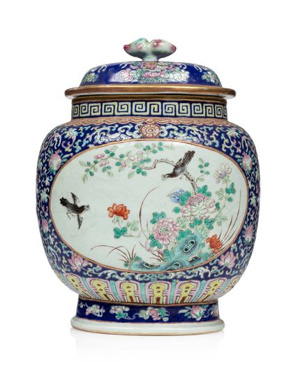 CHINE début XXe siècle 
Vase couvert en porcelaine et émaux polychromes, à décor...