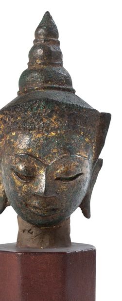 SIAM 
Tête de Bouddha en bronze anciennement doré, le visage esquissant un léger...