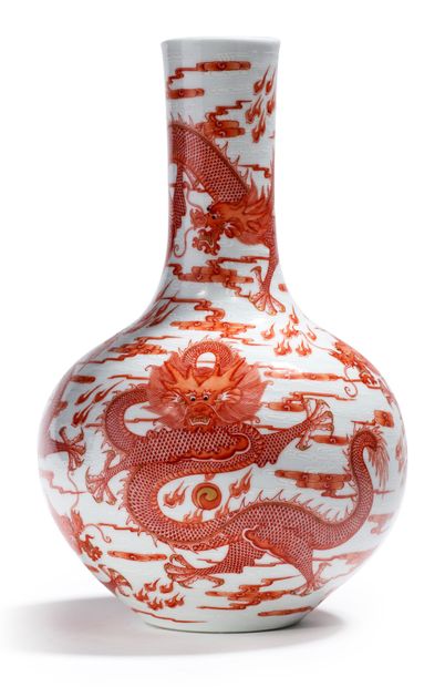 CHINE 
Vase bouteille tianqiuping en porcelaine, à décor en rouge de fer de cinq...