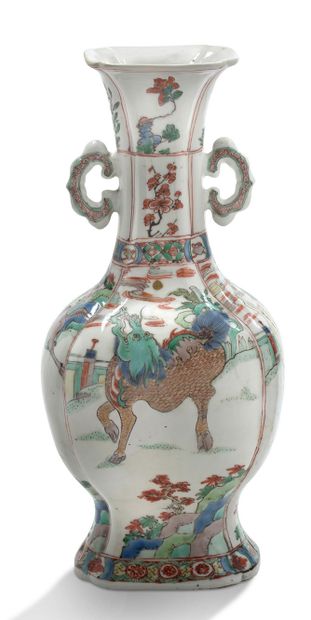 CHINE 
Vase balustre en porcelaine et émaux polychromes à décor d'animaux fantastiques...