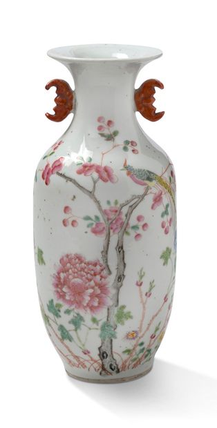 CHINE 
Small baluster vase with a flared neck in porcelain and enamels of the pink...