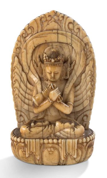 TIBET 
Statuette en ivoire, représentant Vajradhara assis sur un lotus. Le Boddhisattva...