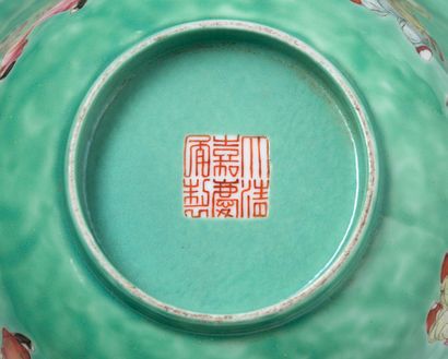 CHINE 
Paire de bols en porcelaine et émaux de la famille rose sur fond vert, de...