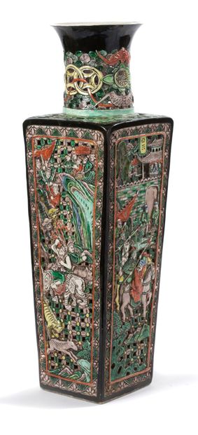 CHINE 
A porcelain and polychrome enamel vase with medallion decoration of characters.



Apocryphal...
