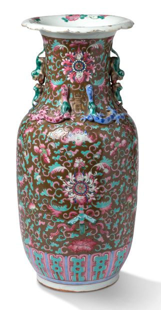 CHINE 
Vase en porcelaine de Canton à décor en émaux bleu, rose et tabac de fleurs...