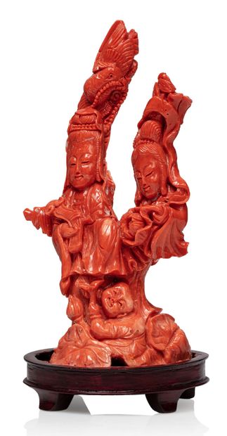 CHINE 
橙色红珊瑚题材，代表两尊神灵，上面有一只凤凰，一只手持权杖。另一朵，是牡丹花，脚下一个孩子献上一朵莲花。



H.15.3厘米 重量：295克（珊瑚有轻微磨损和天然孔洞）。...