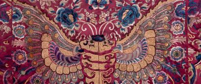 CHINE 
Robe d'opéra en soie pourpre, à décor brodé aux fils polychromes et rehaussé...