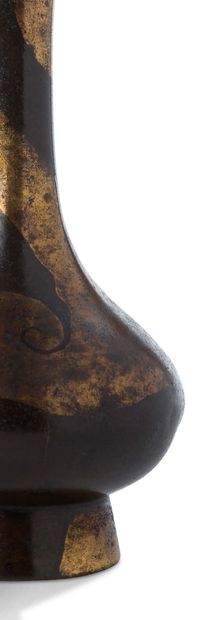 CHINE 
Petit vase pansu à long col légèrement évasé, en bronze de patine brune, à...